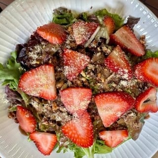Strawberry salad with candied walnuts